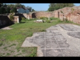 04909 ostia - regio i - insula xvii - terme del mitra (i,xvii,2) - blick ri norden - raum f - apsis raum g.jpg